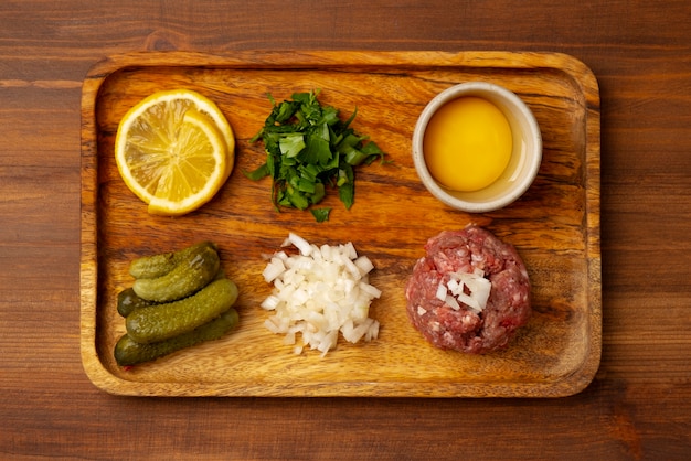 Foto gratuita bistecca alla tartara con carne di manzo