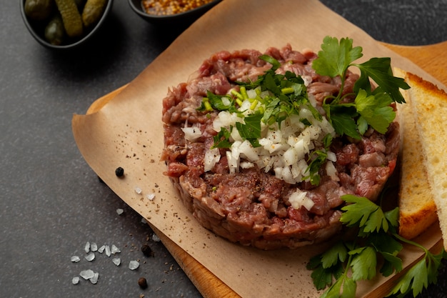 Foto gratuita bistecca alla tartara con carne di manzo