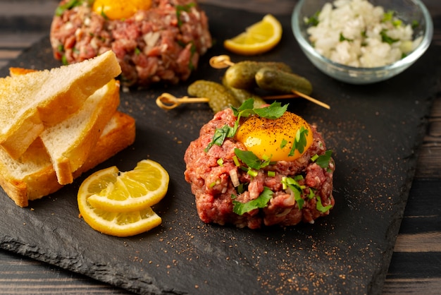 Foto gratuita bistecca alla tartara con carne di manzo