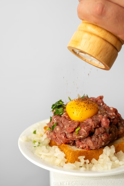 Free photo steak tartar dish with beef