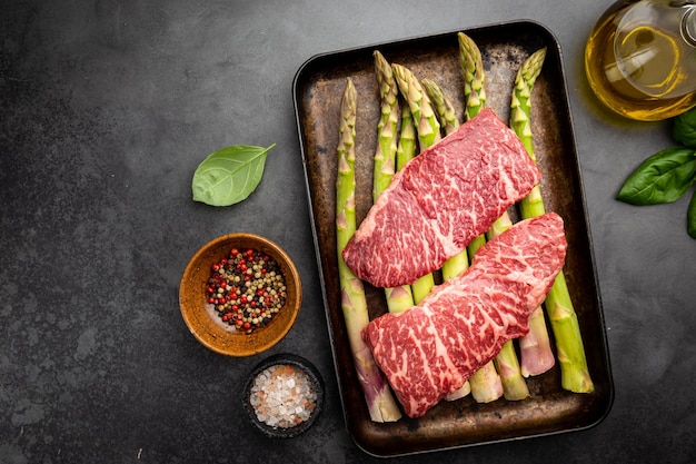 Foto gratuita bistecca con asparagi verdi