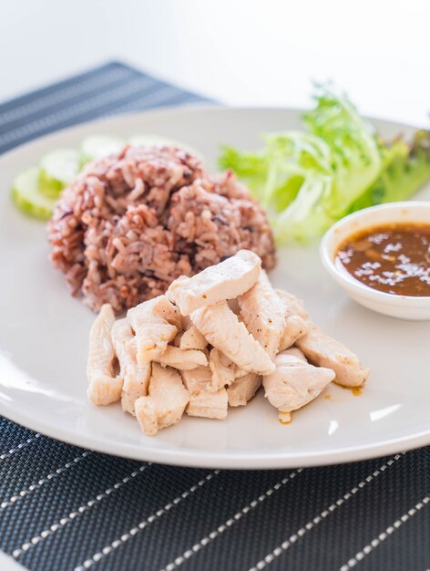 쌀 베리와 함께 찐 닭고기