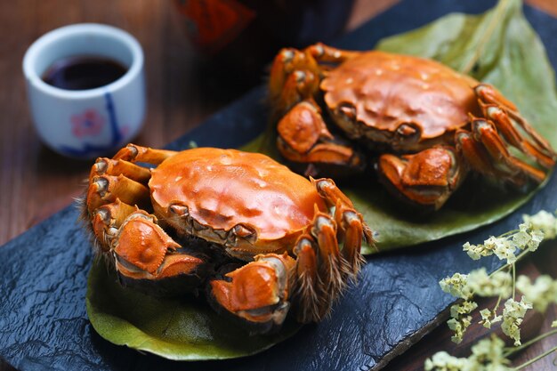 steamed crabs of China Yangcheng lake on stone board