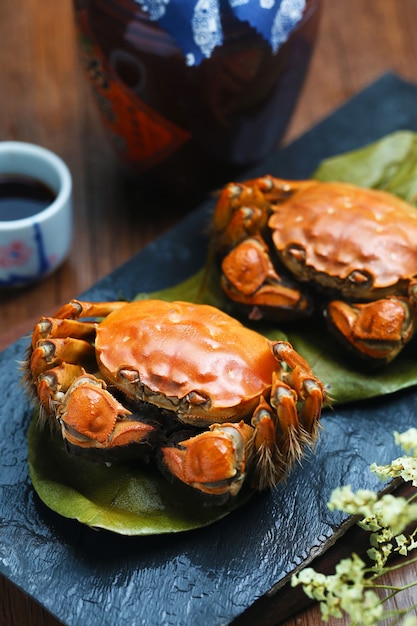 Free photo steamed crabs of china yangcheng lake on stone board