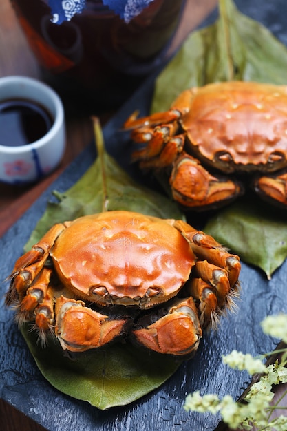 石ボード上の中国yangcheng湖の蒸しカニ