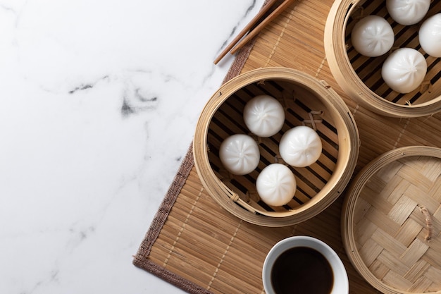 Free photo steamed dumplings on marble background