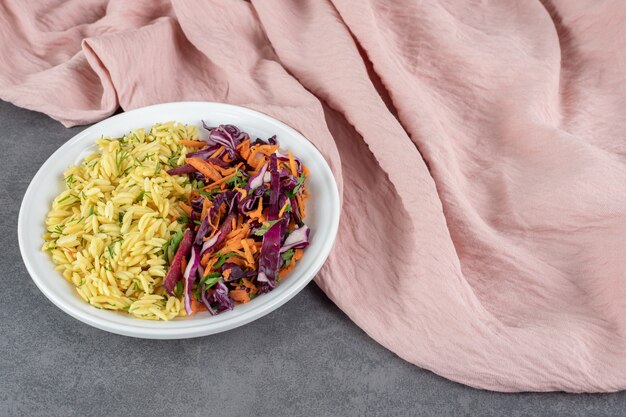 Riso al vapore e insalata di verdure sul piatto bianco. foto di alta qualità