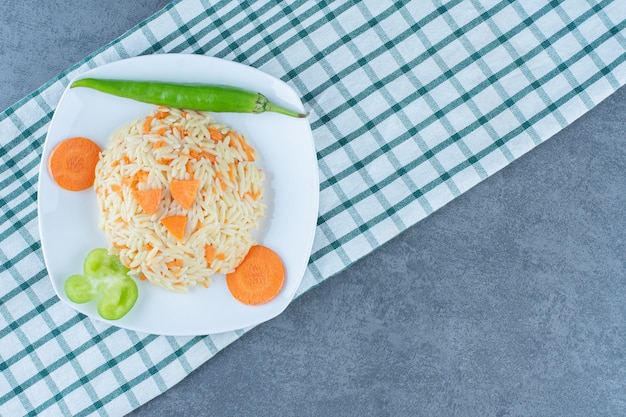 白いお皿ににんじんのみじん切りご飯。