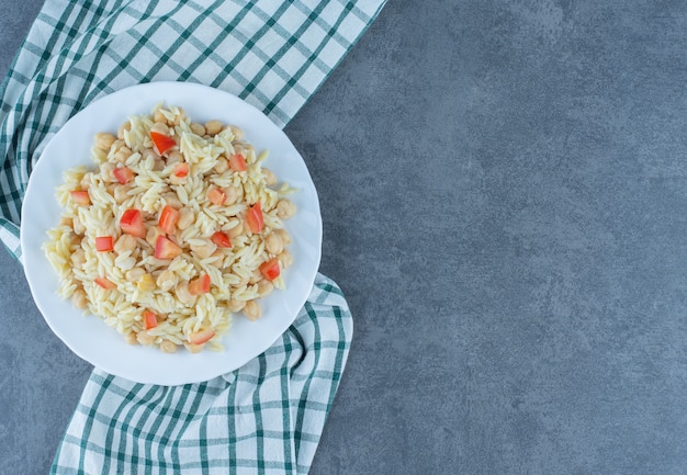 무료 사진 하얀 접시에 완두콩과 토마토 조각을 넣은 찐 쌀.