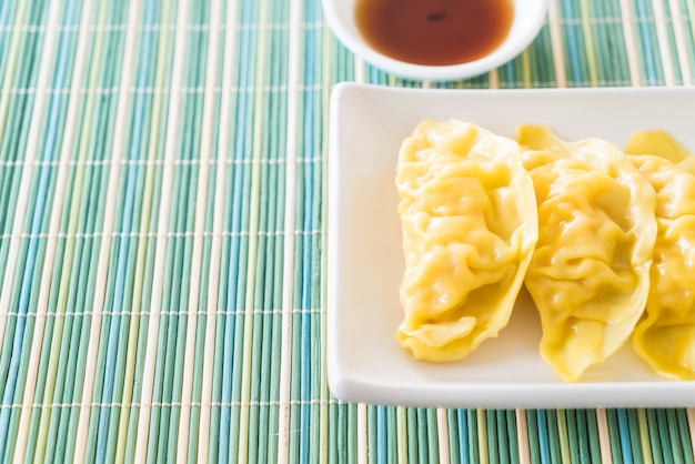 Foto gratuita gnocchi di gamberetti al vapore somma dim