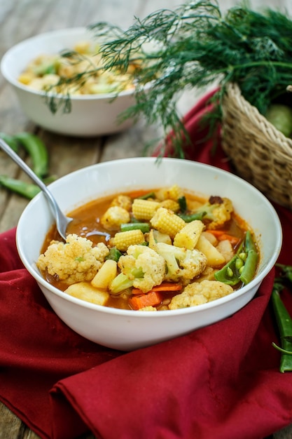 Free photo steamed vegetables in a bowl on wooden table