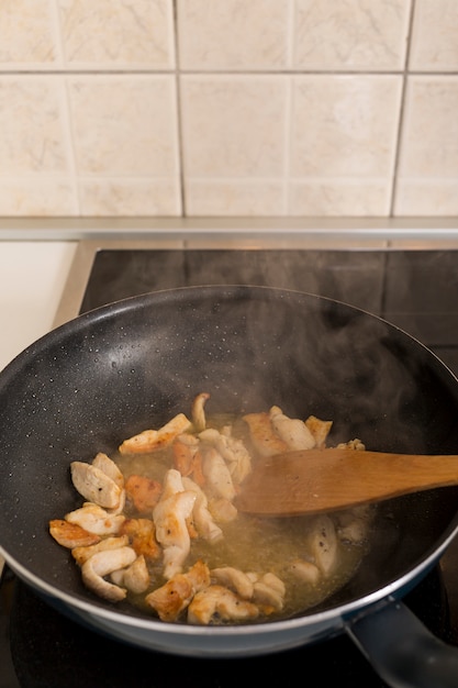 Free photo steaming food in the frying pan