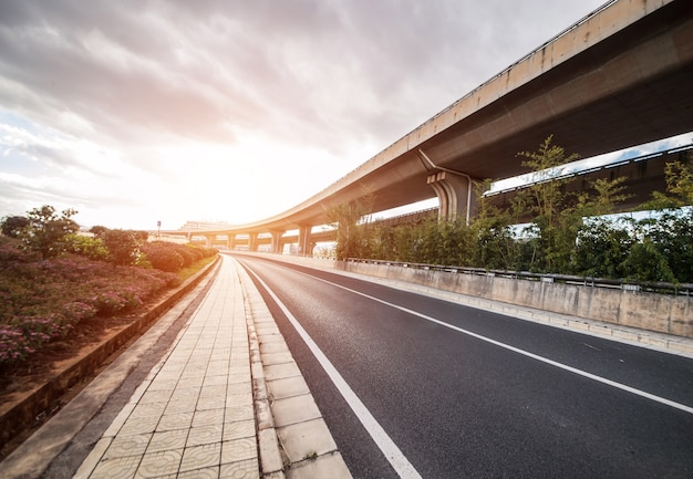 Foto gratuita dettagli veloci acciaio in movimento strutturale