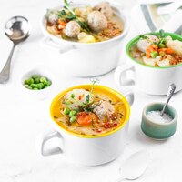 Бесплатное фото Шаг 4 рецепт супа с фрикадельками из цветной капусты, горошком, морковью и сливками на белом фоне квадрат