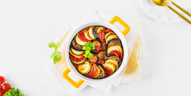 ステップ5さまざまな野菜健康的な食事白い背景に野菜のラタトゥイユを焼くための材料上面図