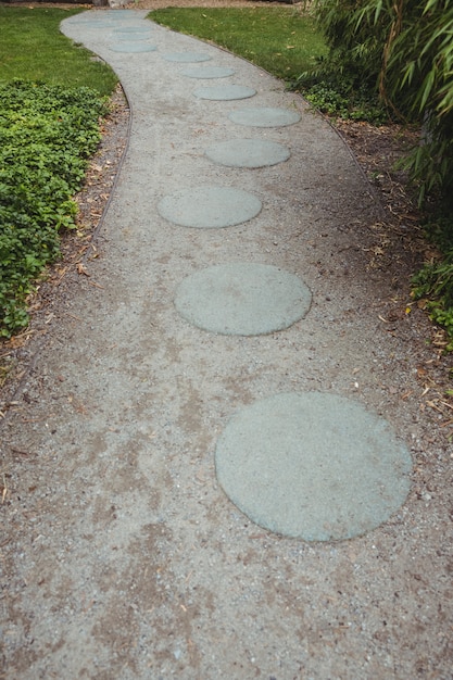 Free photo stepping stone garden path