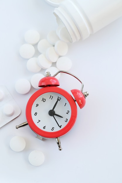 Free photo stethoscope, alarm clock and white pills closeup. healthcare