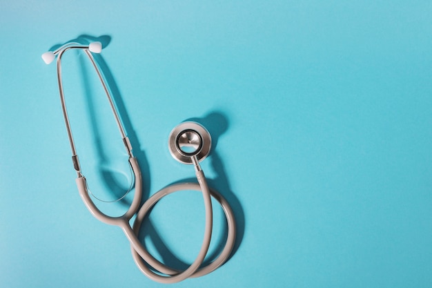 Free photo stethoscope on blue background