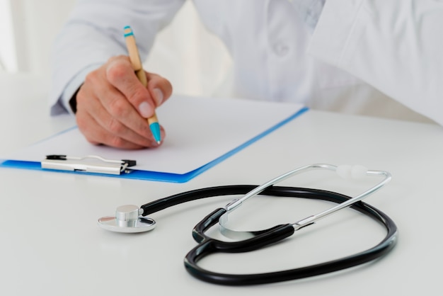 Free photo stethoscope on desk defocused