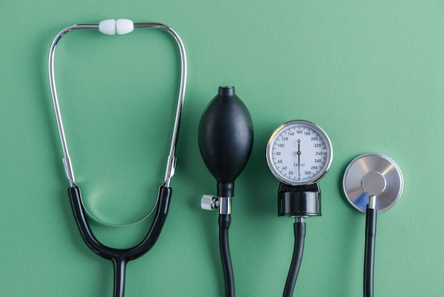 Free photo stethoscope lying near sphygmomanometer