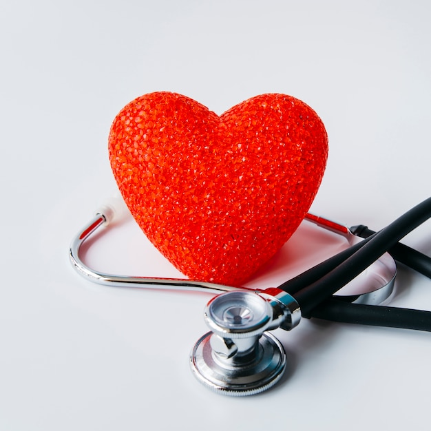 Free photo stethoscope with heart