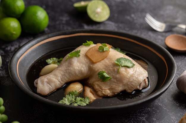 鶏のモモ肉の煮込み、ガランガル、ニンニク、レモン