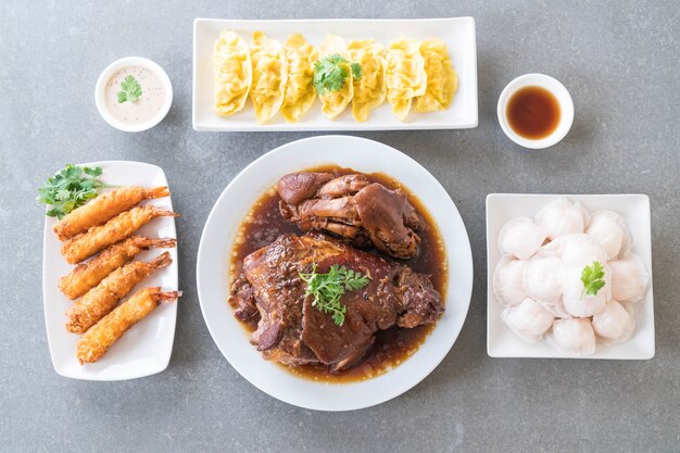 肉汁スープの豚肉脚、蒸しエビ餃子、バッターフライドエビ