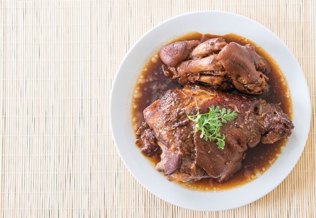 肉汁スープの煮込み豚の脚