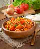 Free photo stewed white beans and sliced pumpkin in tomato sauce