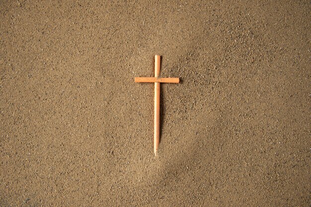 砂の上に十字架を貼り付けます