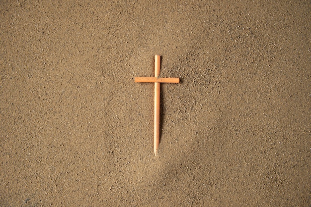 Наклейте крест на песке