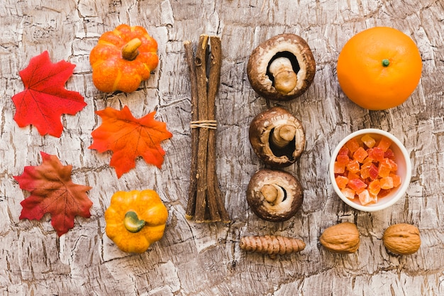 Foto gratuita bastoncini e composizione alimentare autunnale