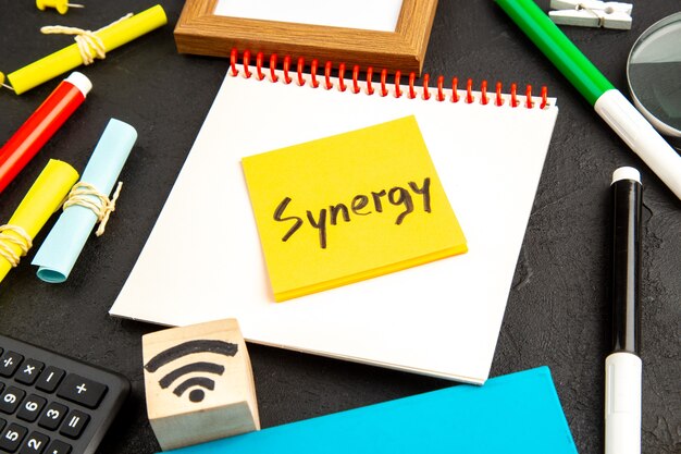 Synergy라는 단어가 포함 된 스티커 메모