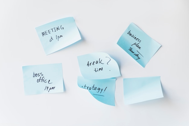 Free photo sticky notes with plans on whiteboard