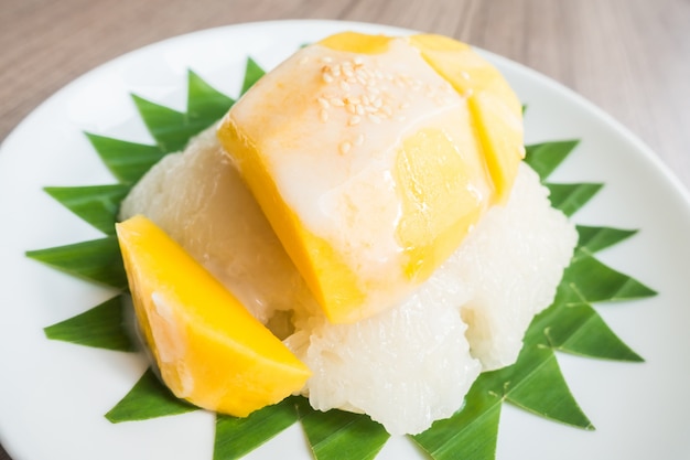 Free photo sticky rice with mango