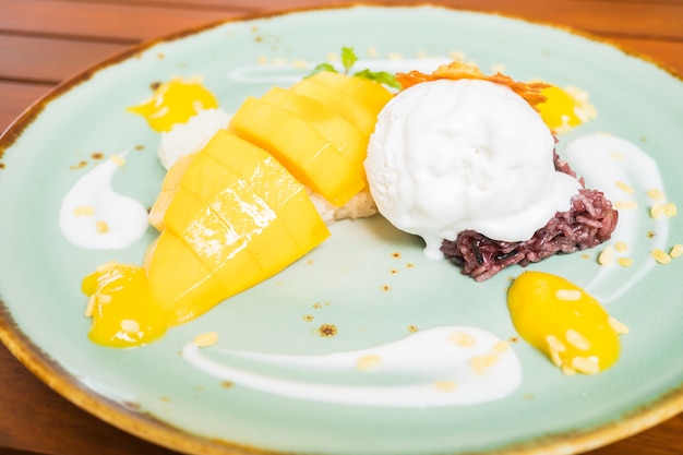 Sticky rice with mango