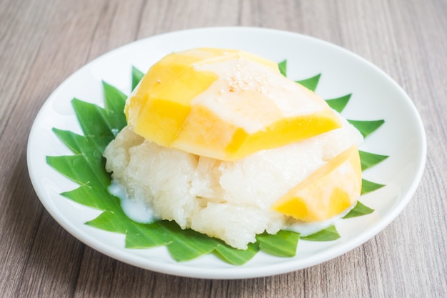 Free photo sticky rice with mango