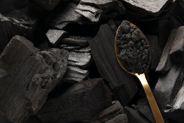 Foto gratuita natura morta di cenere con carbone