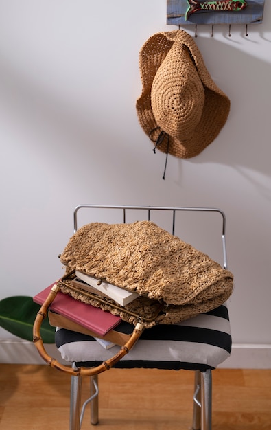 Foto gratuita still life di borsa da spiaggia pronta per il viaggio