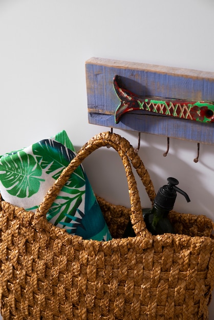 Foto gratuita still life di borsa da spiaggia pronta per il viaggio