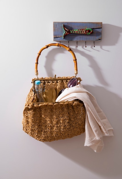 Foto gratuita still life di borsa da spiaggia pronta per il viaggio