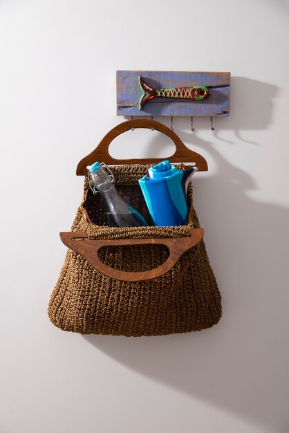 Натюрморт с пляжной сумкой, готовой к путешествию