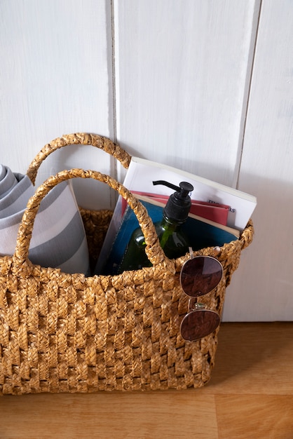 Still life di borsa da spiaggia pronta per il viaggio