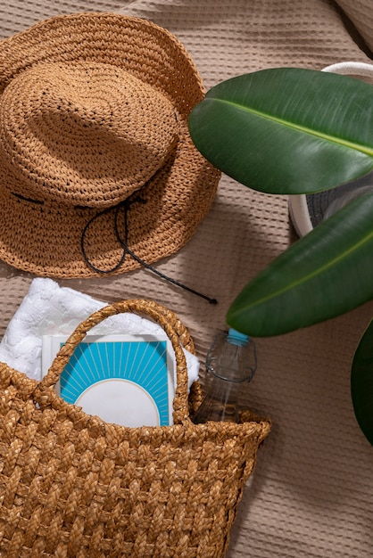 Still life di borsa da spiaggia pronta per il viaggio