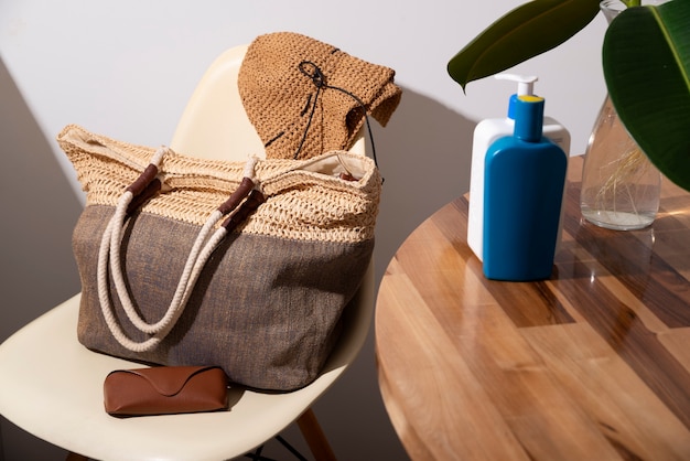 Foto gratuita still life di borsa da spiaggia pronta per il viaggio