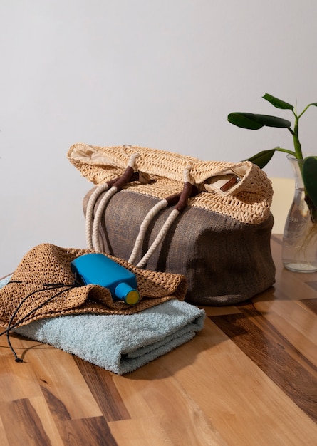 Still life di borsa da spiaggia pronta per il viaggio