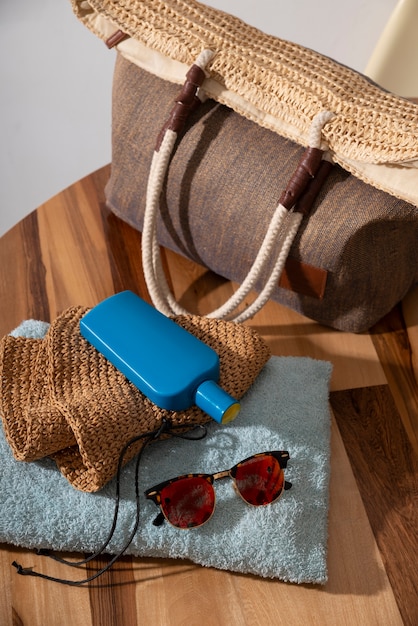 Foto gratuita still life di borsa da spiaggia pronta per il viaggio