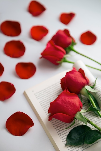 Foto gratuita natura morta di belle rose rosse per la celebrazione di sant jordi