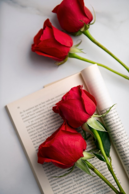 Foto gratuita natura morta di belle rose rosse per la celebrazione di sant jordi