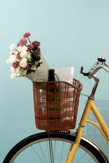 Foto gratuita natura morta del cestino della bicicletta